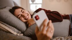 Jangan keburu galau kalau dia jarang balas chat, yuk kenali sinyal pesan tersembunyi yang menunjukkan kalau dia benar-be