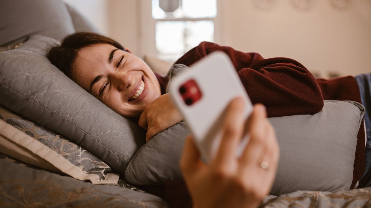 Jangan keburu galau kalau dia jarang balas chat, yuk kenali sinyal pesan tersembunyi yang menunjukkan kalau dia benar-be