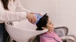 Sering Keramas Malah Rusak Rambut? Cek Frekuensi Keramas yang Pas!