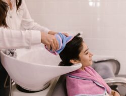 Sering Keramas Malah Rusak Rambut? Cek Frekuensi Keramas yang Pas!