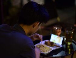Kebiasaan Makan Malam Ini Bikin Susah Tidur Nyenyak?