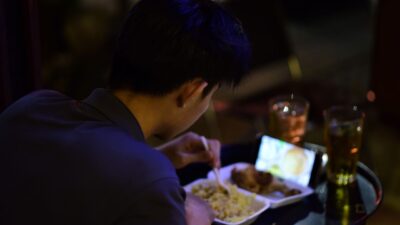 Yuk, perhatikan lagi kebiasaan makan malammu agar tidur lebih nyenyak malam ini!