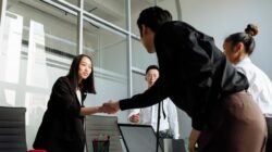 Yuk, pelajari trik rahasia bikin kepercayaan orang lain langsung kudapat sejak pertemuan pertama lewat obrolan seru ini!