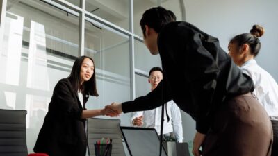 Yuk, pelajari trik rahasia bikin kepercayaan orang lain langsung kudapat sejak pertemuan pertama lewat obrolan seru ini!