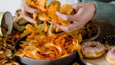 Yuk, waspadai bahaya konsumsi makanan olahan berlebihan agar kesehatan tubuhmu tetap terjaga!