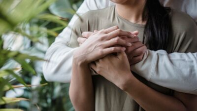 Yuk, kenali tanda-tanda dan ciri pria takut kehilangan yang membuktikan kalau dia tulus banget sama pasangannya!