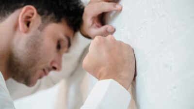 Yuk, kenali ciri-ciri orang yang sedang emosi agar kita lebih berhati-hati dalam bersikap!