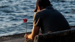 Kenapa bisa mengalami penyebab cinta bertepuk sebelah tangan?
