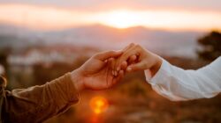 Temukan rahasia kecocokan lewat kombinasi love language yang tepat agar hubunganmu makin langgeng dan harmonis!