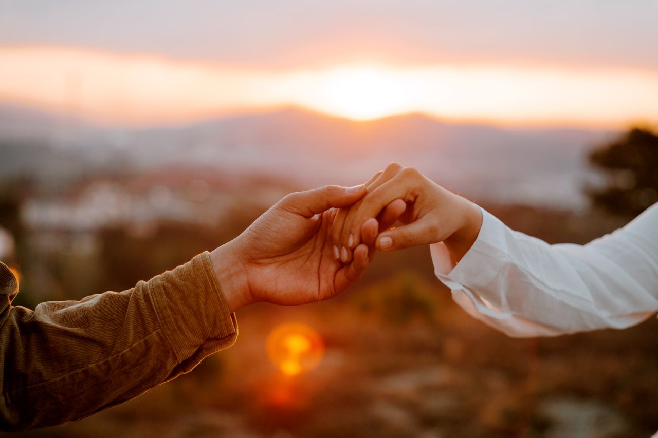 Temukan rahasia kecocokan lewat kombinasi love language yang tepat agar hubunganmu makin langgeng dan harmonis!