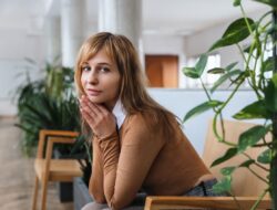 Susah ngobrol? Ini cara membangun komunikasi dengan orang introvert!