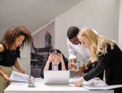 Stres Kerja? Gini Cara Menjaga Kesehatan Mental Tetap Stabil