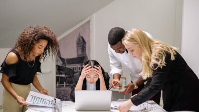 Yuk, temukan tips mudah dan ampuh untuk menjaga kesehatan mental tetap stabil di tengah kesibukan kerja!