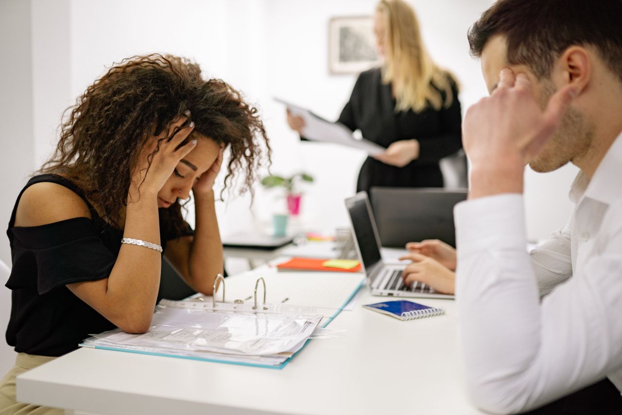 Tetap tenang dan bertahan di kantor meski punya atasan toxic? Ini trik jitu yang bisa kamu coba!