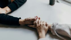 Kenali tanda-tanda pria takut kehilangan pasangannya agar hubungan semakin harmonis dan penuh pengertian.