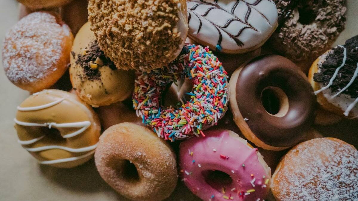 Yuk, batasi manisnya makanan dan minuman favoritmu agar terhindar dari bahaya konsumsi gula berlebih bagi kesehatan!