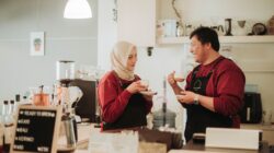 Sama-sama Sibuk Kerja tapi Tetap Mesra? Begini Rahasia Hubungan Karier yang Sibuk