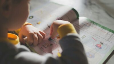 Yuk, kenali berbagai ciri anak berbakat pada si kecil sejak dini agar potensinya bisa berkembang secara optimal!