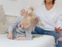 Stop Hafalan! Ini Rahasia Parenting Kritis Bikin Anak Pintar
