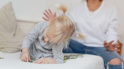 Infographic about parenting kritis for smart kids, avoiding rote memorization.