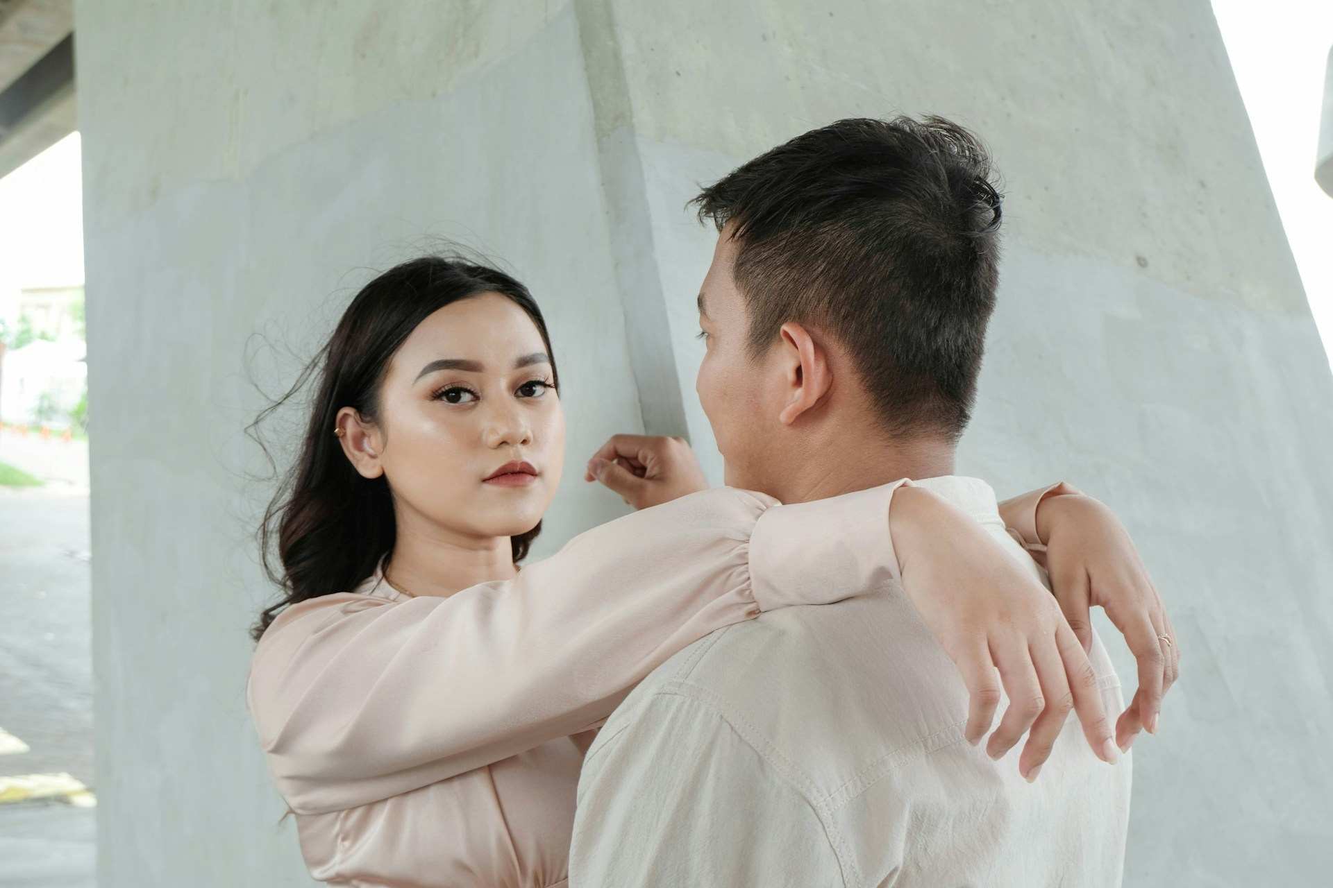 Yuk, kenali tanda-tanda red flag pria sejak dini agar kamu tidak terjebak dalam hubungan yang toksik!