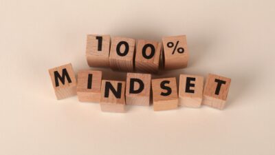 Wooden blocks spelling "100% MINDSET" to illustrate the concept of growth mindset.