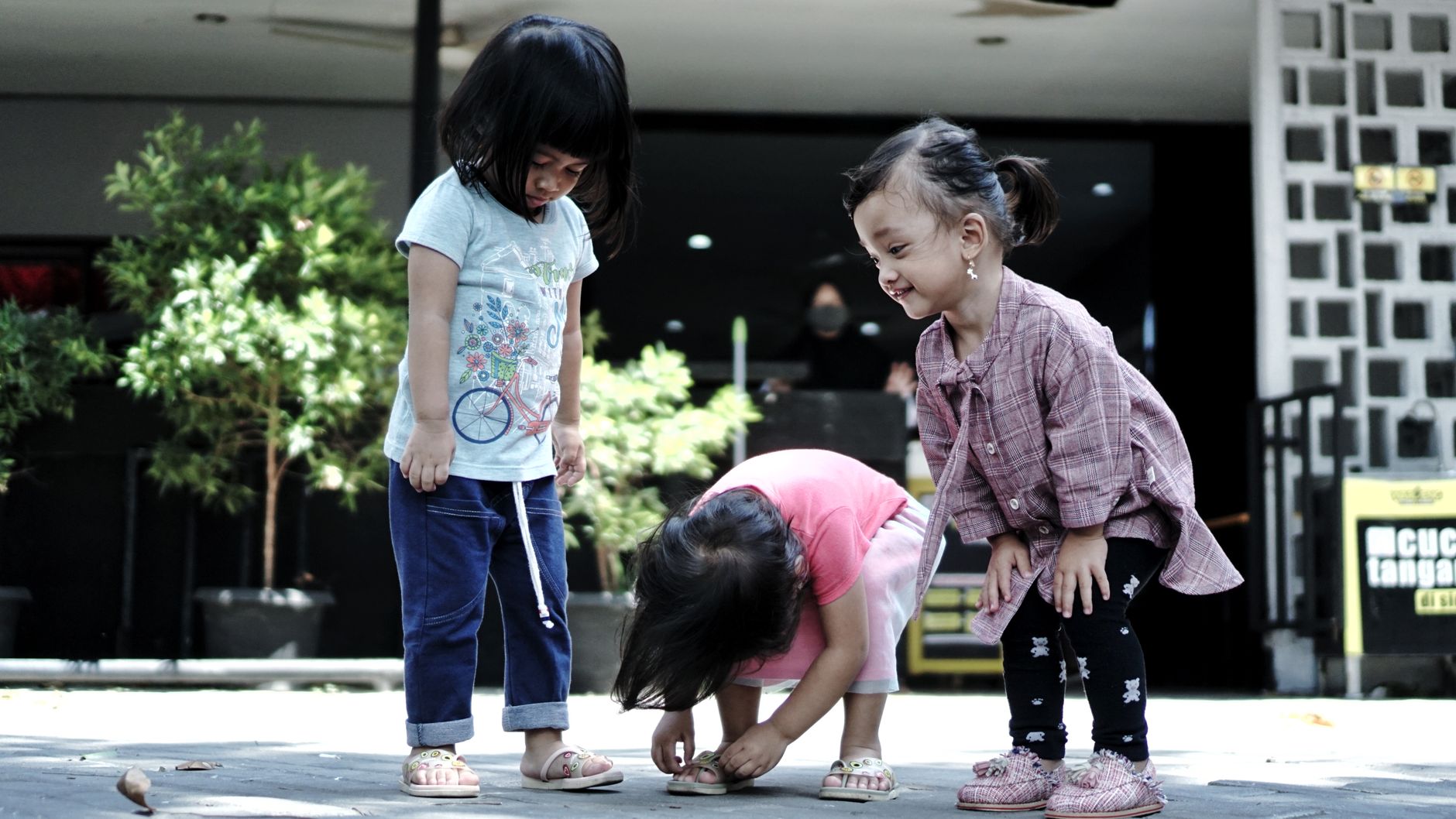 Ayah dan anak yang tersenyum bersama, menunjukkan kemiripan wajah yang kuat terkait genetika anak.