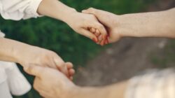 Terjebak Hubungan Bikin Capek? Kenali Karakteristik Karmic Relationship dan Cara Lepas dari Jeratannya!