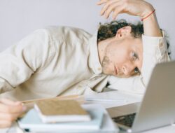 Terkena Social Fatigue? Ini Alasan Suka Pura-Pura Sibuk