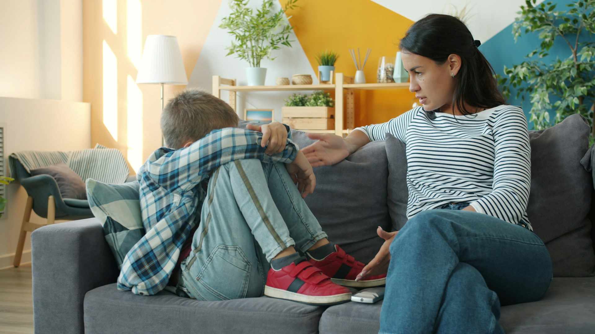 Yuk, evaluasi kembali pola asuh anak dari sekarang agar hubungan keluarga tetap harmonis hingga mereka dewasa nanti!