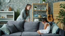 Yuk, ciptakan suasana rumah yang hangat dan positif agar kesehatan mental remaja selalu terjaga dari dampak buruk keluar