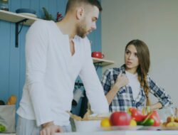 5 Tanda Pasangan Punya Sifat Cemburu Manipulatif yang Sering Bikin Makan Hati!