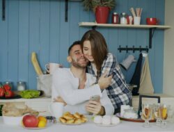 Bikin Istri Makin Sayang, Ternyata Ini Gestur Romantis Sederhana yang Sering Dilupakan Para Suami