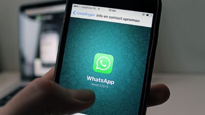Smartphone displaying the WhatsApp application screen for the article on Etika Whatsapp.